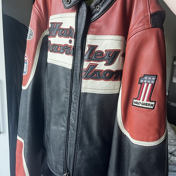 Женская кожаная мотоциклетная куртка Harley-Davidson.