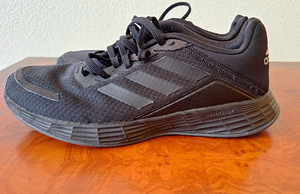 Кроссовки Adidas (1 фото из 3)
