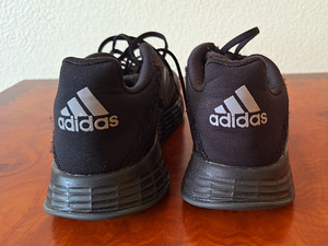 Кроссовки Adidas (2 фото из 3)