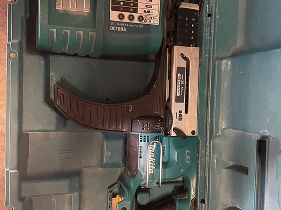 Makita аккумуляторная отвертка BFR550
