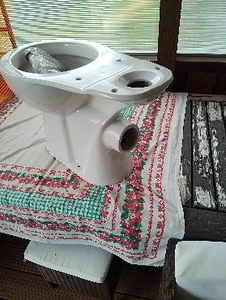 Новый комплект унитаза (4 фото из 5)