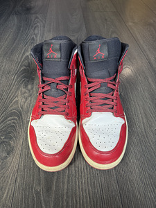 Air Jordan (2 фото из 3)