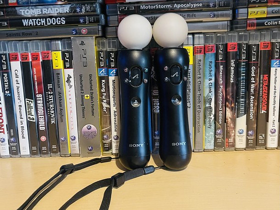 2 Sony Playstation Move controllerit