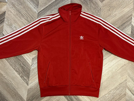 Красный спортивный пиджак Adidas