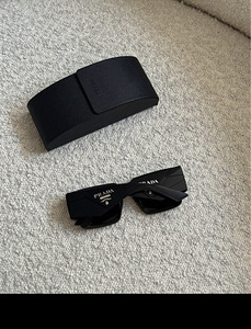 Prada päikeseprillid (3 foto / 3)