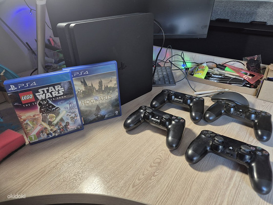 Playstation 4 Slim 1TB, 4 DualShock контроллера, 2 игры