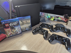 Playstation 4 slim 1TB, 4 dualshock controllers, 2 games (1 foto / 1)