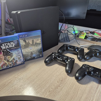 Playstation 4 Slim 1TB, 4 DualShock контроллера, 2 игры