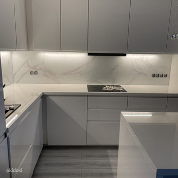 Новые белые глянцевые столешницы Ikea для кухни и острова