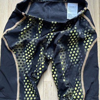 Продаются соревновательные плавки для мальчиков Speedo