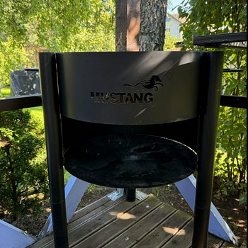 Mustang grill (must)