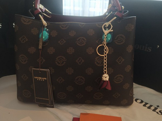 Naiste käekott. Louis Vuitton.