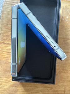 Samsung Galaxi Flip5 (3 foto / 5)