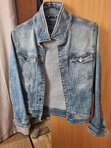 Продам детскую джинсовую курточку Hilfiger (1 фото из 3)