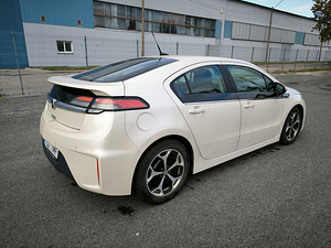 Opel Ampera plug in 2012 (5 фото из 12)