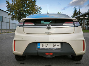 Opel Ampera plug in 2012 (6 фото из 12)