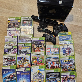Xbox 360 с играми, Kinect и 2 контроллерами.
