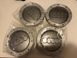 Крышки болтов диска r20 audi a8-s8 оригинал (1 фото из 3)