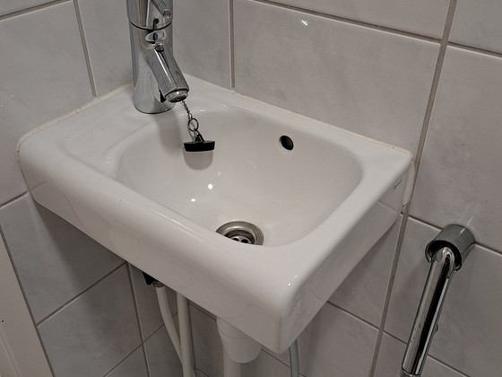 Маленькая раковина с Hansgrohe смесителем и биде-душем