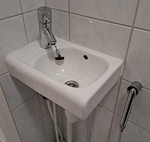 Маленькая раковина с Hansgrohe смесителем и биде-душем (1 фото из 3)