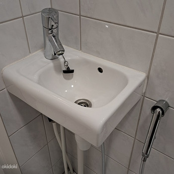 Маленькая раковина с Hansgrohe смесителем и биде-душем