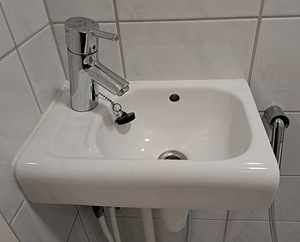Маленькая раковина с Hansgrohe смесителем и биде-душем (2 фото из 3)