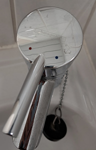 Маленькая раковина с Hansgrohe смесителем и биде-душем (3 фото из 3)