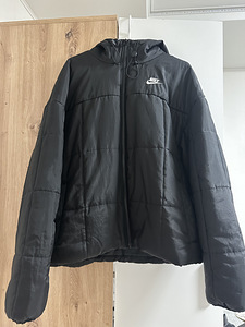 Nike must pufferjope, suurus M (naistele) (1 foto / 4)