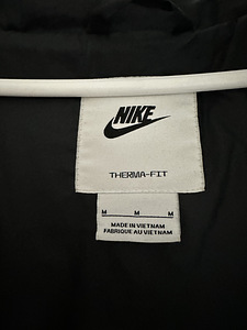 Nike must pufferjope, suurus M (naistele) (3 foto / 4)