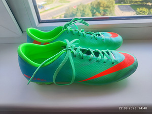 Футбольные кроссовки NIKE (3 фото из 4)