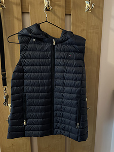 Новый жилет Tommy Hilfiger Размер M–L (1 фото из 2)