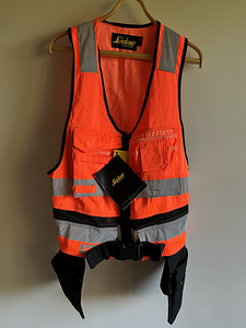 Uus Snicers helkurvest rippuvate taskutega, suurus L (1 foto / 4)