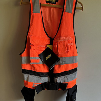 Uus Snicers helkurvest rippuvate taskutega, suurus L