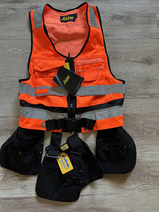 Uus Snicers helkurvest rippuvate taskutega, suurus L (2 foto / 4)