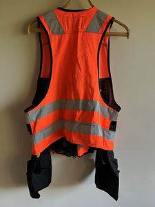 Uus Snicers helkurvest rippuvate taskutega, suurus L (3 foto / 4)