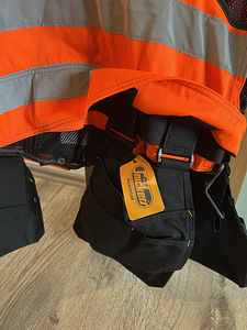 Uus Snicers helkurvest rippuvate taskutega, suurus L (4 foto / 4)