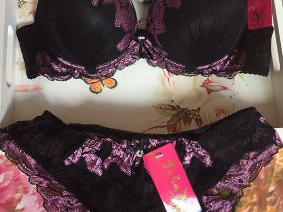 Ilus säravate lillade lilledega pesukomplekt