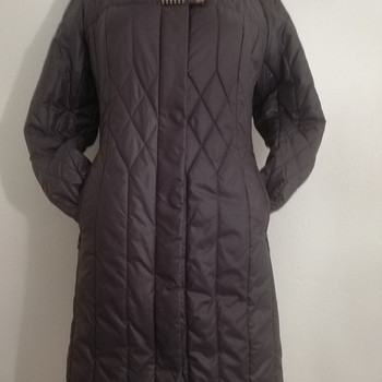 Новое демисезонное пальто, с капюшоном, EUR42