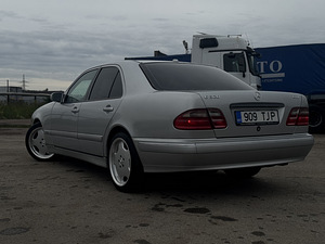 Mercedes-Benz E320 CDI (6 фото из 14)