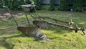 Старый плуг (2 фото из 2)