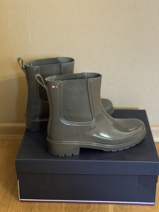 TOMMY HILFIGER БОТИНКИ - FLAG RAINBOOT /OLIVE (1 фото из 6)