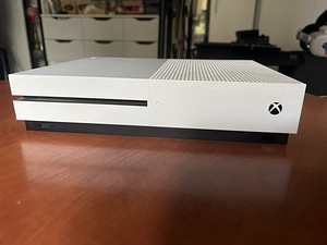 Xbox One S (3 фото из 4)