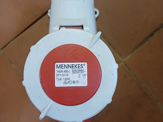 Промышленная розетка Mennekes