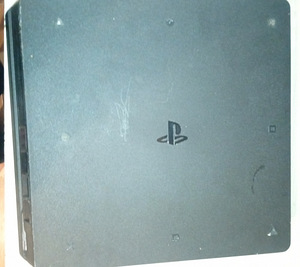 Playstation 4 Slim (2 фото из 2)