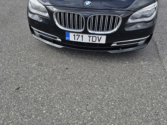 Автомобиль BMW740