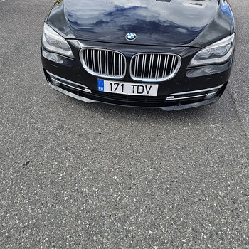 Автомобиль BMW740