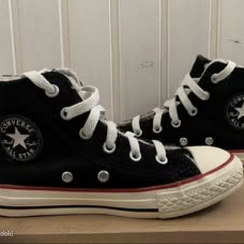 Nahast k/s tossud Converse, karvase voodriga s.29/30