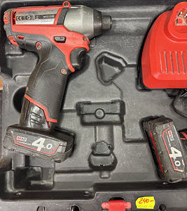 Milwaukee M12 CID + M12 CPD + 2 аккумулятора + зарядное устройство в кейсе (2 фото из 3)