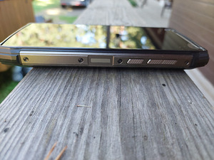 Vastupidav Android telefon IP69 (5 foto / 8)