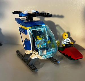 Lego City 60275 (2 фото из 3)